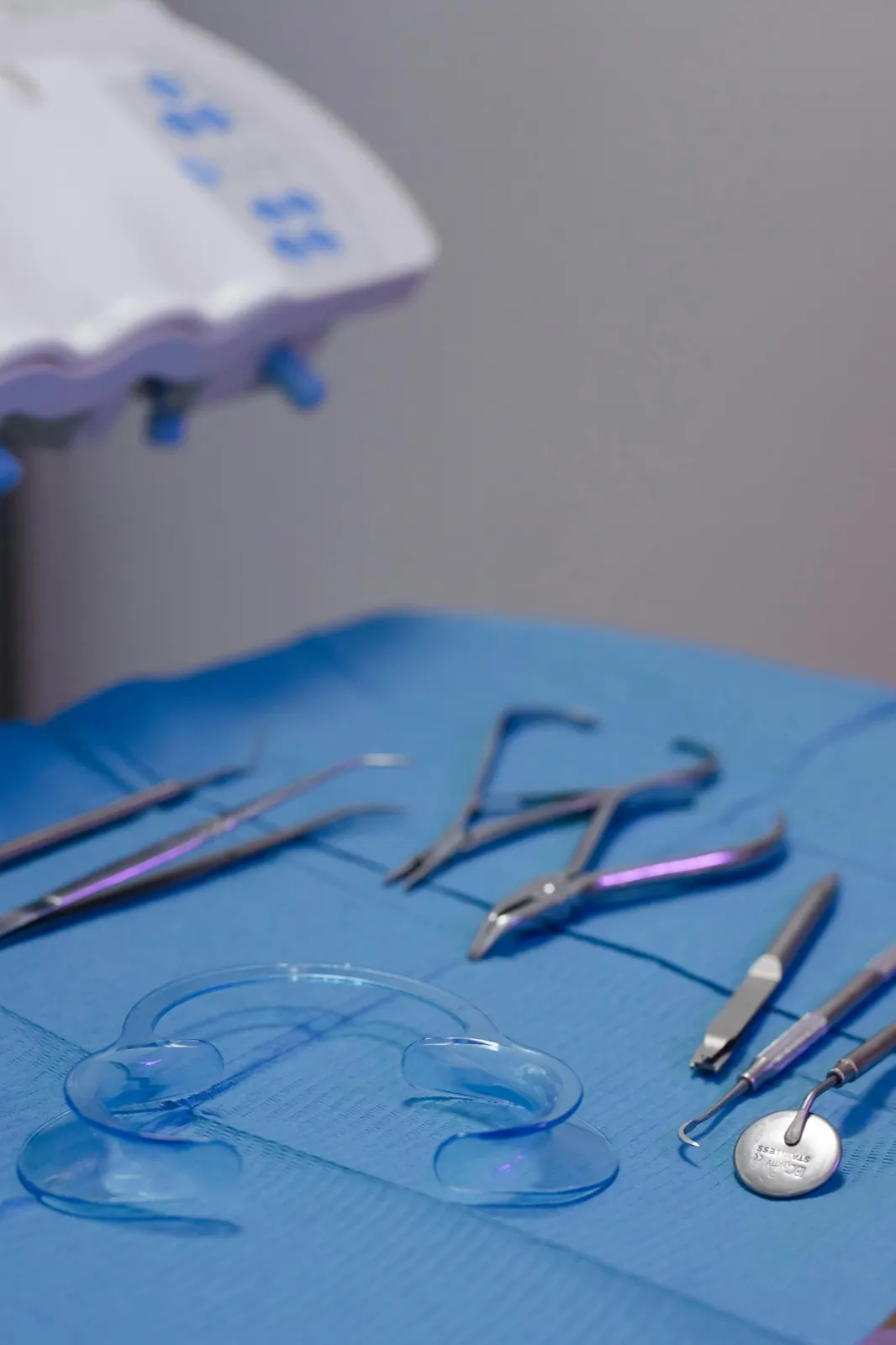 Instrumental quirúrgico preparado sobre campo estéril — Centro Dental Anze, Jujuy