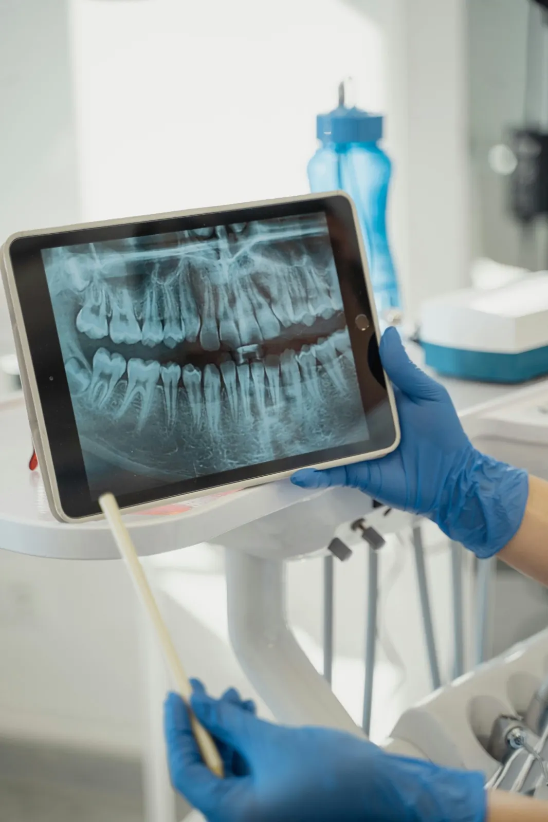 Dr. Anze leyendo una radiografía panorámica en su consultorio de San Salvador de Jujuy